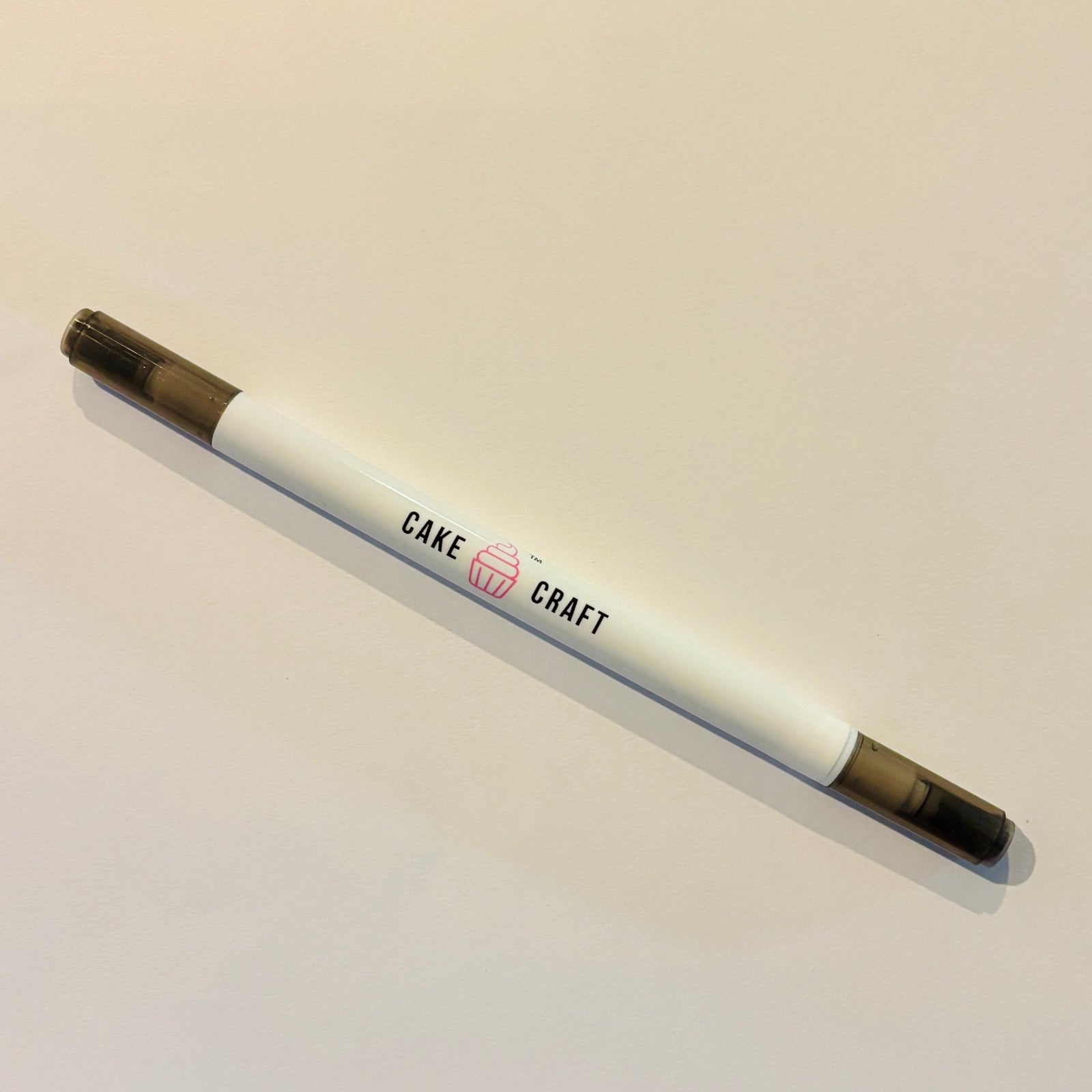 Dual Tip Edible Marker in Black, brand Cake Craft. Marker includes a fine tip and thick tip for decorating cookies, cakes and desserts of all sizes.