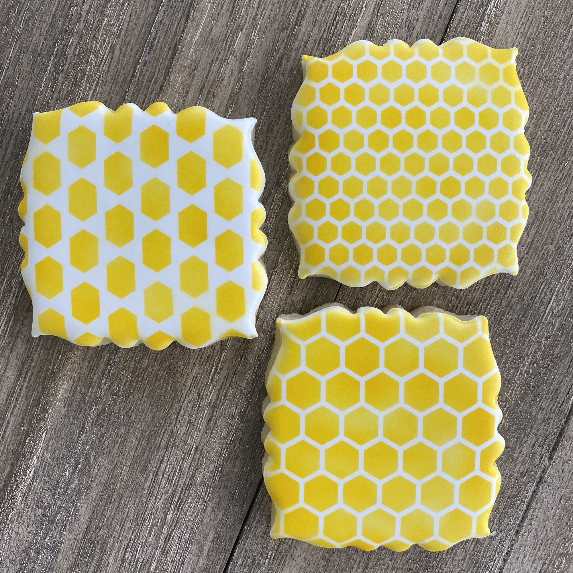 Stretched Honeycomb Pattern Stencil bakeartstencil